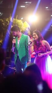 Jyotica Tangri Instagram - When #Jtlive ft. Arjuna Harjai happened for the first time, we sang #chhotichhotigal on stage together, do you all know its one of my favourite songs out of all the ones I have sung🧡 Song- Chhoti Chhoti Gal Singer- @jyoticatangri Music- @arjunaharjai Lyrics- @kumaarofficial Film- #motichoorchaknachoor • • • • #Jyoticatangri #ArjunaHarjai #songs #nawazuddinsiddiqui #athiyashetty #jtmusic #jtlive #livesinging #perform #artist