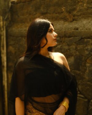 Jyotica Tangri Instagram - What is something you have been waiting patiently to happen? Write in comments 🧡
#Sabar #jyoticatangri #jtmusic #newsong #latestrelease #punjabi 

📸 magic @isumitbaruah