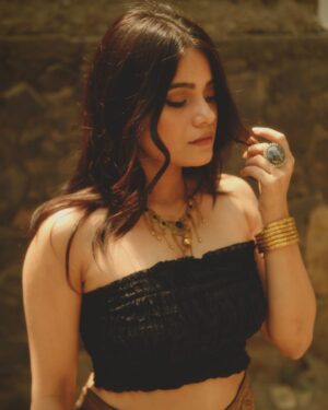 Jyotica Tangri Instagram - What is something you have been waiting patiently to happen? Write in comments 🧡
#Sabar #jyoticatangri #jtmusic #newsong #latestrelease #punjabi 

📸 magic @isumitbaruah