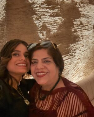 Jyotica Tangri Instagram - About last night @bastianmumbai with the b day girl 😇 mummaa 

@bhawana_neelam 
#Jyoticatangri #jt