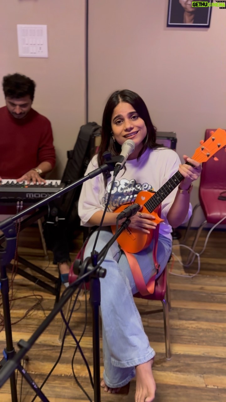 Jyotica Tangri Instagram - Sang live Sabar in my band jam today🧡 Flute- @atulkrishan Keys- @firozlanga By the way we jammed today for our upcoming college gig at RVS college of engineering and technology at Jamshedpur, we are coming on 14th april 2024, can’t wait go perform for y’all at RVS🫶🏻 #jyoticatangrilive #jtlive #jtmusic #sabar