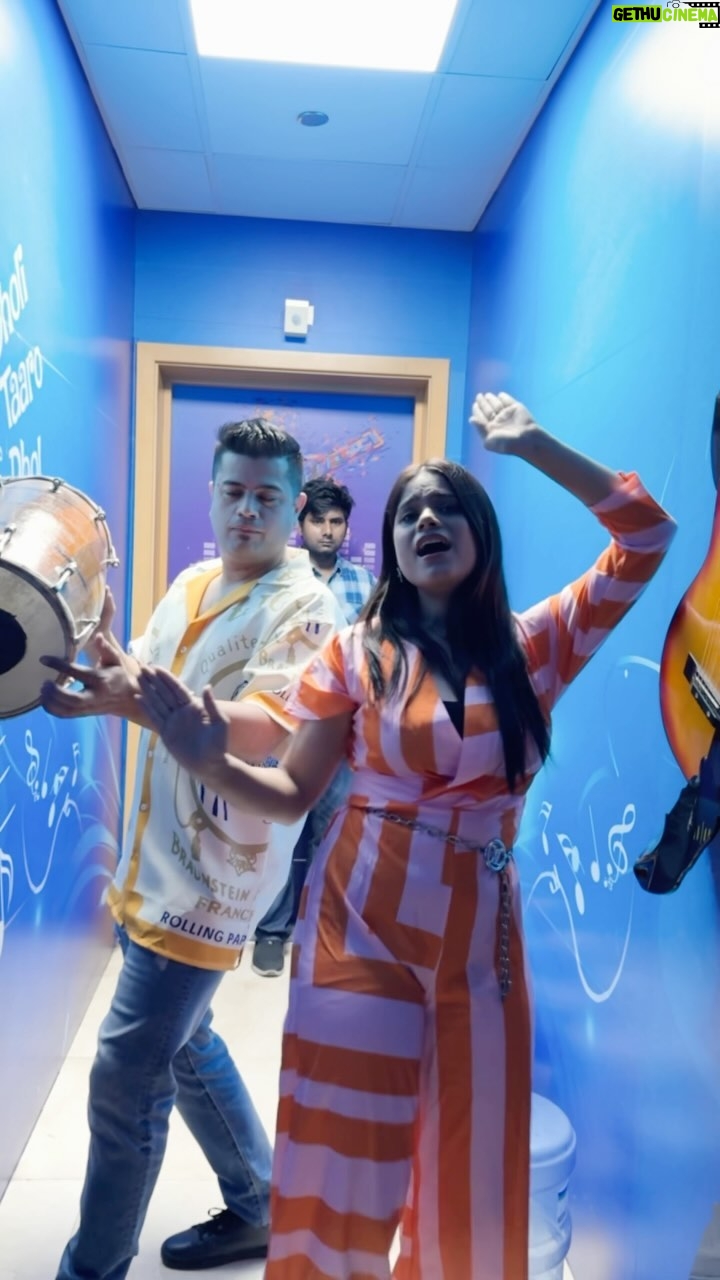 Jyotica Tangri Instagram - That 'thankyou' in the middle of the video depicts how I don't know how to be cool on getting a compliment 😅 Sharm aa jati hai! This is a self generated video by my phone, found it to be extremely cute, so posting it here❤️ great job phone 📱 These clippings are from my recent radio visit at @106.2bigfm #Dubai #Jt #jyoticatangri #radiovisit #Bigfm