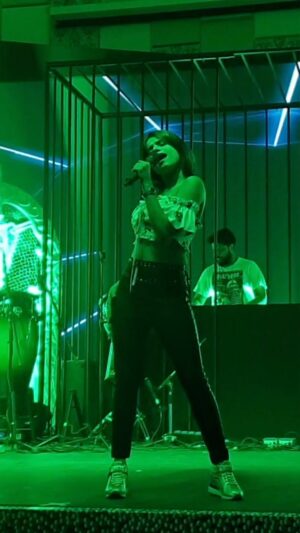 Jyotica Tangri Instagram - Count karke batao kitni baar ‘Koka’ aaya poore gaane mein, the winner will get a gift 😋

#Jtlive #hyoticatangri #kokakoka #jt #liveperformer #concert #dance