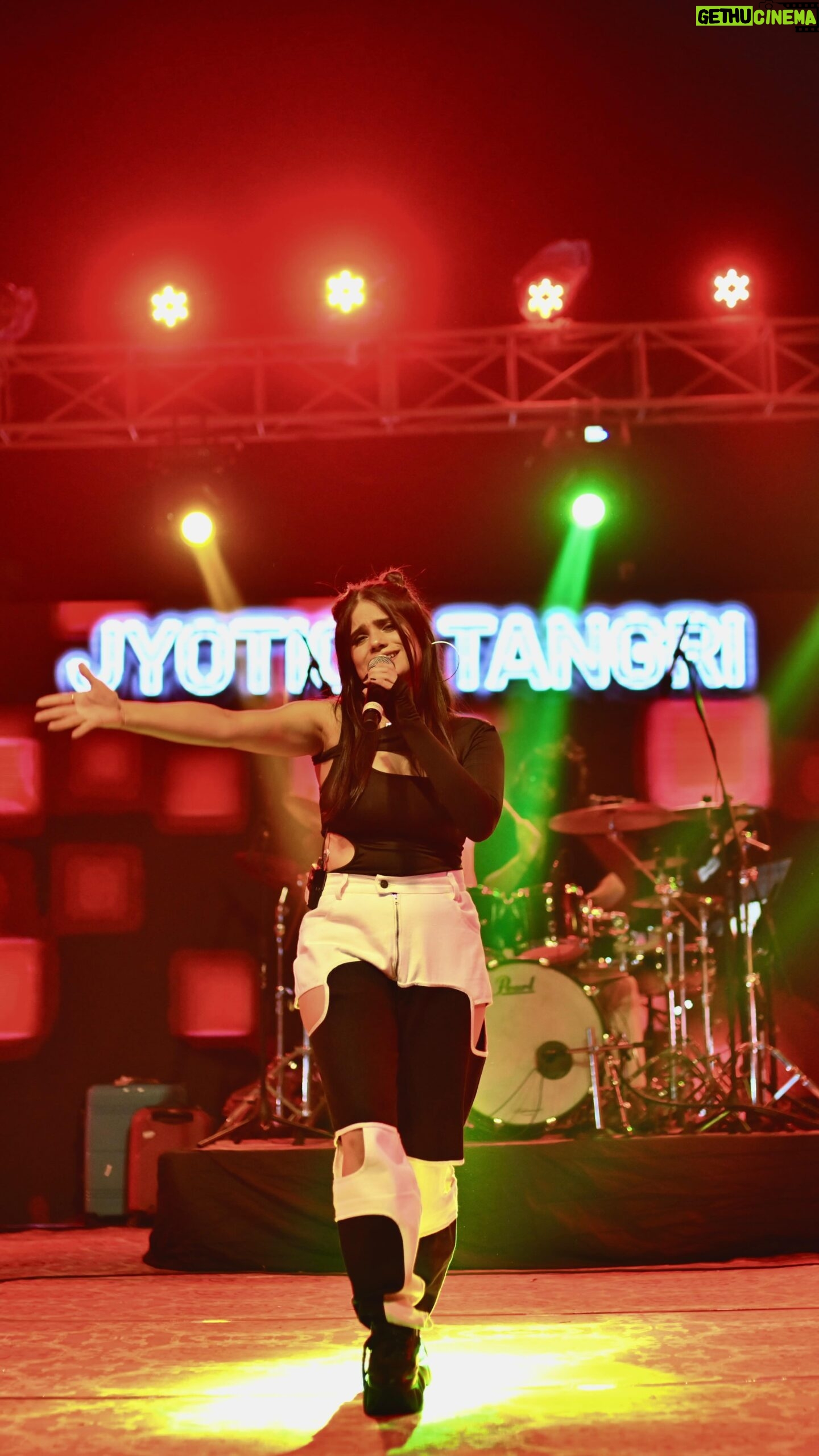 Jyotica Tangri Instagram - Ishq mitaye haye haye ni maye mera ishq banaye haye haye 🔥 Mera ishq sangeet hai aur apka? Likho comments mein! ❤️ Some shots from our last #Jtlive show at @provenance.rvscet #jamshedpur Ye college aur iske students bhi ishq hi the🥰 Thankyou for having us RVS we had a great time with y'all✌🏻 The man behind the camera @mannitmani 📷 #Jyoticatangri #jtlive #jtmusic #ishqmitaye #chamkila #love #stage #liveperformance #collgestudents #college #concert Lead guitar 🎸 @_fardeens Perc and dhol 🪘 @abhijit_percussionist Drums 🥁 @harshit.encore Bass guitar 🎸 @bass.harjot 🎹 keys @firozlanga 🪈 flute @atulkrishan