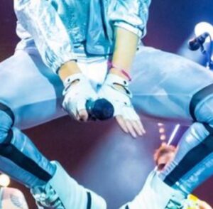 KT Tunstall Instagram - All enquiries to @brandicarlile for weddings, bat mitsvahs, corporate events etc 

If you aren’t interested in your event involving @vanhalen please look elsewhere.  Thank you 🤘🏼

@justwannaweekend #heavenisaplaceonearth
#jump
