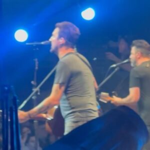 KT Tunstall Instagram - It’s late…but it was great!!

So grateful to @frankturner @losteveningsfest & @hobanaheim for a really inspiring night a couple of weeks back, witnessing Frank’s crowd for the first time was pretty incredible!! What an amazing connection he has with his fans. 

So great to sing #LittleLife live together, I really love the song.

Shout out to @kookoo for the excellent Woo Hoos 🤘🏼

Thanks so much to Frank, his crew & @hobanaheim for having me along for the @losteveningsfest ride!! 

(Yes, still having to stand on stools to be able to rehearse at eye level with Mr Turner)