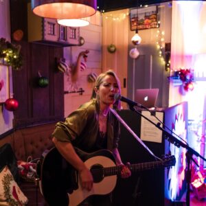 KT Tunstall Instagram - WHAT a night!! Loved being a team captain with @julietsear at the 1st ever #UltimateChristmasQuiz, raising vital funds for @childrenwithcanceruk 

After an impromptu supergroup performance by @rickontour, @melaniecmusic, @mattgoss, @emmaleebunton and @jacksavoretti 🤯 I played a fireside acoustic set for everyone to get the knees up and mulled wine flowing! 

Over £150,000 raised…amazing!
Special thanks to @thefrothycoffeeman for putting this on and smashing it out the park! Until 2024…..

P.S Watch til the end for some special front row love! 

#childrenwithcanceruk