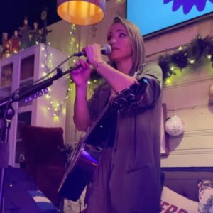 KT Tunstall Instagram - WHAT a night!! Loved being a team captain with @julietsear at the 1st ever #UltimateChristmasQuiz, raising vital funds for @childrenwithcanceruk 

After an impromptu supergroup performance by @rickontour, @melaniecmusic, @mattgoss, @emmaleebunton and @jacksavoretti 🤯 I played a fireside acoustic set for everyone to get the knees up and mulled wine flowing! 

Over £150,000 raised…amazing!
Special thanks to @thefrothycoffeeman for putting this on and smashing it out the park! Until 2024…..

P.S Watch til the end for some special front row love! 

#childrenwithcanceruk