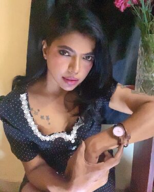 Kaajal Pasupathi Instagram - Flirting for fun is Okai Until U constantly wait for His/Her story & Instantly Watch it just to know if there is anything connected to you. 

.
.
#indruoruthagaval #askmeanything #aboutlove❤️ With love #loveguru❤️ #LoveGuruKaajal 😏😁 #Morattusingle #songlover #BlackLover 🖤