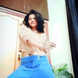 Kaajal Pasupathi Instagram - Nice song pa🥳🏌🏼‍♀️🤸😹😹#Mixandmatch #editingskills #editingdance #dancereels
 #Saturdayvibes  #kaikaikaivaikura 😹😹😹