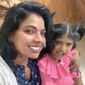Kaajal Pasupathi Instagram - Lala kita kaajal aunty yendru kupda sonnadal… kadum kovathil kaajal 😁😁😁😂😂 sikkamaatan doi😏Akka Dan 😁 The most awaited pic😉😂jokes apart ☺️ newaz wish you enough of success & happiness sandyman 😍❤️ And  sylvia darling 😍❤️😘 Andha Manasudan sir... 🥰 @dorathy_sylviasandy @iamsandy_off . convey ma love to @cynthia_vinolin and ur mom babe 😍 love them ❤️😍 pass on kisses to ur laddoos 😘😘Such a lovely family ❤️❤️❤️❤️❤️Stay blessed forever and ever❤️ sweetheart @dorathy_sylviasandy 😍🥰❤️😘 Eththudan naethi news mudivu adaikiradhu 😁😁😁