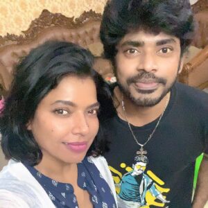 Kaajal Pasupathi Instagram - Lala kita kaajal aunty yendru kupda sonnadal… kadum kovathil kaajal 😁😁😁😂😂 sikkamaatan doi😏Akka Dan 😁 The most awaited pic😉😂jokes apart ☺️ newaz wish you enough of success & happiness sandyman 😍❤️ And  sylvia darling 😍❤️😘 Andha Manasudan sir... 🥰 @dorathy_sylviasandy @iamsandy_off . convey ma love to @cynthia_vinolin and ur mom babe 😍 love them ❤️😍 pass on kisses to ur laddoos 😘😘Such a lovely family ❤️❤️❤️❤️❤️Stay blessed forever and ever❤️ sweetheart @dorathy_sylviasandy 😍🥰❤️😘 Eththudan naethi news mudivu adaikiradhu 😁😁😁