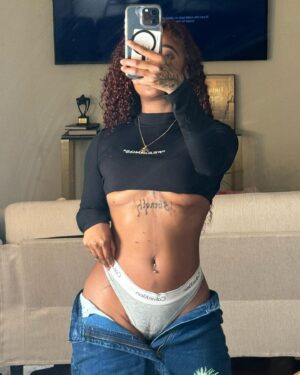 Kaelyn Kastle Instagram - Me & my lil Boo broke up , I was obviously di issue! 🏰❤️‍🔥🧚🏾‍♀️ Hair by @nadulahair  #nadulahair #nadulawig