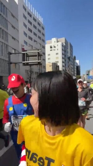 Kaho Takada Instagram - 今年の東京マラソンは
18km地点でマリオに遭遇したし鼻の下にほくろできた
#チームDMHC#チーム北澤