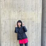 Kaho Takada Instagram – 明日東京マラソン本番なのに
遠足前日ワクワクで寝られない子供現象、起きている。
怖いけど9.5割楽しみなのは
何事もどうなるんだろうの好奇心🫀
いつだって突き動かされるのは好奇心🫀
前日なので前日までの記憶を辿ろうう✏︎
走る事以外にも今年も
ドナルド•マクドナルド•ハウスにお邪魔した。
ハウスは病気と向き合う子供達が安心して
家族とも暮らせる一時的なお家🏡
募金のおかげで徐々に増えていってるそう~~
その中でも東大ハウスはミッフィが沢山いて、安心できる工夫が沢山あって、1冊の日記が置いてあった。
部屋に1冊、寄せ書きみたいに自由に書けるみたい。
その部屋を借りた家族が今日はこう言う事がありましたと思い思いに綴っていて、1人じゃないからねという優しさとか、そっと包み込んでくれる弱音とか、次にそこを借りる家族の心に繋がるんだろうなって思ったりした☺︎
そんな施設があって、
ボランティアさんもいて、
募金活動をしていて、
沢山知ってもらえる明日になりますように🌷
#チームdmhc#チーム北澤