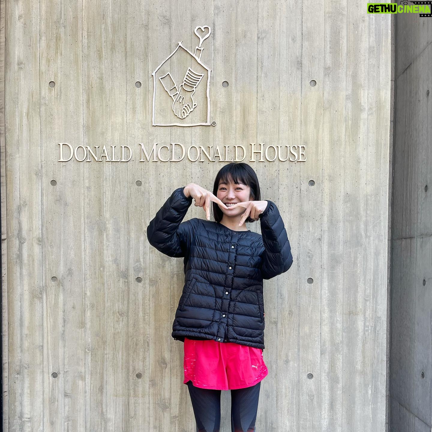 Kaho Takada Instagram - 明日東京マラソン本番なのに 遠足前日ワクワクで寝られない子供現象、起きている。 怖いけど9.5割楽しみなのは 何事もどうなるんだろうの好奇心🫀 いつだって突き動かされるのは好奇心🫀 前日なので前日までの記憶を辿ろうう✏︎ 走る事以外にも今年も ドナルド•マクドナルド•ハウスにお邪魔した。 ハウスは病気と向き合う子供達が安心して 家族とも暮らせる一時的なお家🏡 募金のおかげで徐々に増えていってるそう~~ その中でも東大ハウスはミッフィが沢山いて、安心できる工夫が沢山あって、1冊の日記が置いてあった。 部屋に1冊、寄せ書きみたいに自由に書けるみたい。 その部屋を借りた家族が今日はこう言う事がありましたと思い思いに綴っていて、1人じゃないからねという優しさとか、そっと包み込んでくれる弱音とか、次にそこを借りる家族の心に繋がるんだろうなって思ったりした☺︎ そんな施設があって、 ボランティアさんもいて、 募金活動をしていて、 沢山知ってもらえる明日になりますように🌷 #チームdmhc#チーム北澤