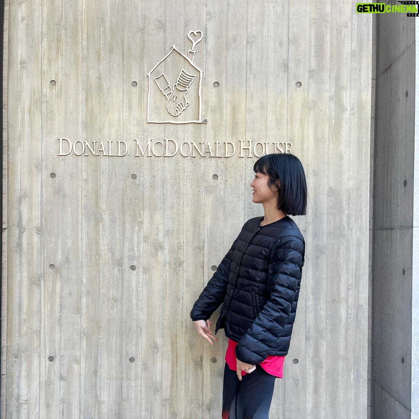Kaho Takada Instagram - 明日東京マラソン本番なのに 遠足前日ワクワクで寝られない子供現象、起きている。 怖いけど9.5割楽しみなのは 何事もどうなるんだろうの好奇心🫀 いつだって突き動かされるのは好奇心🫀 前日なので前日までの記憶を辿ろうう✏︎ 走る事以外にも今年も ドナルド•マクドナルド•ハウスにお邪魔した。 ハウスは病気と向き合う子供達が安心して 家族とも暮らせる一時的なお家🏡 募金のおかげで徐々に増えていってるそう~~ その中でも東大ハウスはミッフィが沢山いて、安心できる工夫が沢山あって、1冊の日記が置いてあった。 部屋に1冊、寄せ書きみたいに自由に書けるみたい。 その部屋を借りた家族が今日はこう言う事がありましたと思い思いに綴っていて、1人じゃないからねという優しさとか、そっと包み込んでくれる弱音とか、次にそこを借りる家族の心に繋がるんだろうなって思ったりした☺︎ そんな施設があって、 ボランティアさんもいて、 募金活動をしていて、 沢山知ってもらえる明日になりますように🌷 #チームdmhc#チーム北澤
