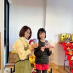 Kaho Takada Instagram - 明日東京マラソン本番なのに 遠足前日ワクワクで寝られない子供現象､起きている。 怖いけど9.5割楽しみなのは 何事もどうなるんだろうの好奇心🫀 いつだって突き動かされるのは好奇心🫀 前日なので前日までの記憶を辿ろうう✏︎ 走る事以外にも今年も ドナルド•マクドナルド•ハウスにお邪魔した。 ハウスは病気と向き合う子供達が安心して 家族とも暮らせる一時的なお家🏡 募金のおかげで徐々に増えていってるそう~~ その中でも東大ハウスはミッフィが沢山いて､安心できる工夫が沢山あって､1冊の日記が置いてあった。 部屋に1冊､寄せ書きみたいに自由に書けるみたい。 その部屋を借りた家族が今日はこう言う事がありましたと思い思いに綴っていて､1人じゃないからねという優しさとか､そっと包み込んでくれる弱音とか､次にそこを借りる家族の心に繋がるんだろうなって思ったりした☺︎ そんな施設があって､ ボランティアさんもいて､ 募金活動をしていて､ 沢山知ってもらえる明日になりますように🌷 #チームdmhc#チーム北澤