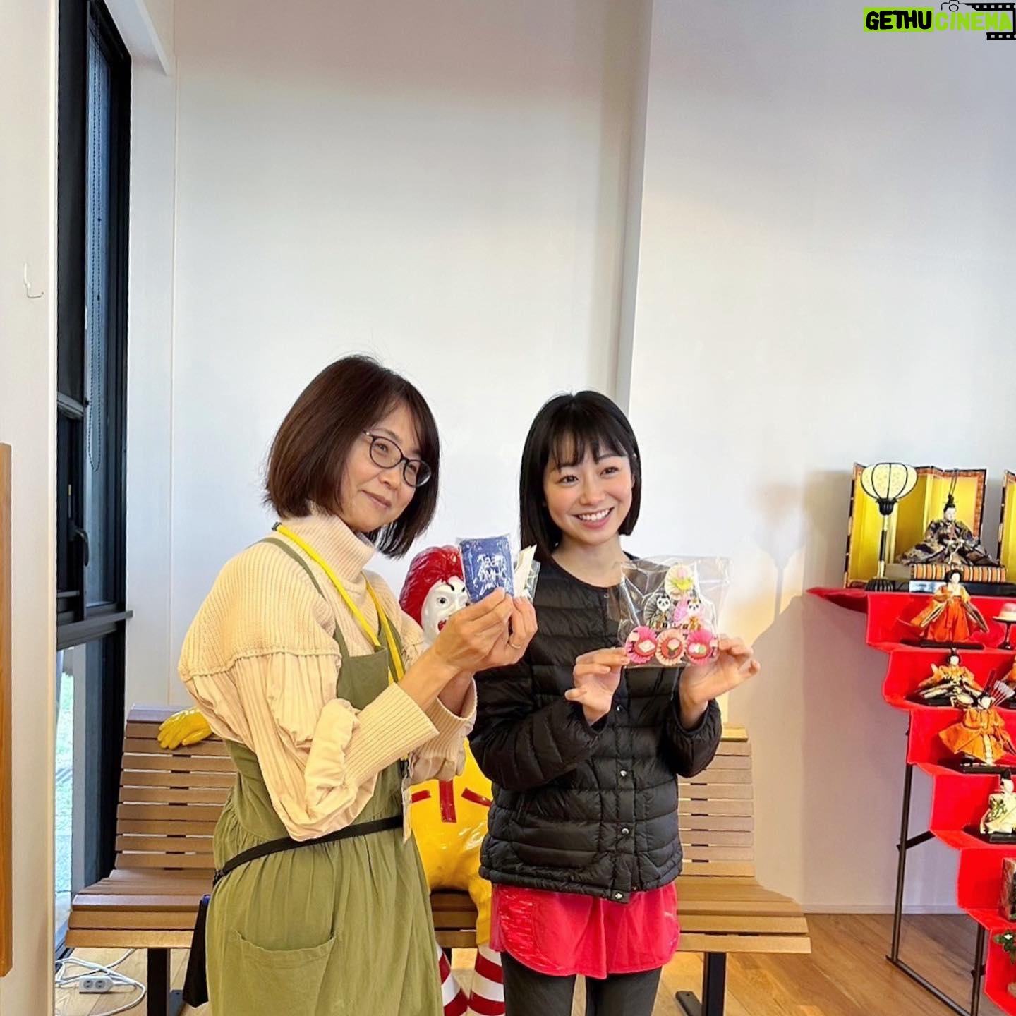 Kaho Takada Instagram - 明日東京マラソン本番なのに 遠足前日ワクワクで寝られない子供現象、起きている。 怖いけど9.5割楽しみなのは 何事もどうなるんだろうの好奇心🫀 いつだって突き動かされるのは好奇心🫀 前日なので前日までの記憶を辿ろうう✏︎ 走る事以外にも今年も ドナルド•マクドナルド•ハウスにお邪魔した。 ハウスは病気と向き合う子供達が安心して 家族とも暮らせる一時的なお家🏡 募金のおかげで徐々に増えていってるそう~~ その中でも東大ハウスはミッフィが沢山いて、安心できる工夫が沢山あって、1冊の日記が置いてあった。 部屋に1冊、寄せ書きみたいに自由に書けるみたい。 その部屋を借りた家族が今日はこう言う事がありましたと思い思いに綴っていて、1人じゃないからねという優しさとか、そっと包み込んでくれる弱音とか、次にそこを借りる家族の心に繋がるんだろうなって思ったりした☺︎ そんな施設があって、 ボランティアさんもいて、 募金活動をしていて、 沢山知ってもらえる明日になりますように🌷 #チームdmhc#チーム北澤