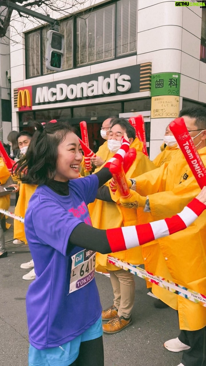 Kaho Takada Instagram - 東京マラソンまで1週間切った🍃 42.195km走り切るって 身体中が痛い、辛い、泣きたい、苦しい、 これの繰り返し 周りの人は絶対走れなーい無理だわーって言う 本気で走ろうと思えば走れるって 思ってるんだろうなって思う そんな事に気付かないふりしながら黙々と日々、 みんながご飯食べてる間に走る みんなが恋してる間に走る 私は走れる 走った人だけが感じられる景色をいつも見てる 声掛けあって強く風を斬ろう東京マラソン2024✌️ #東京マラソン#42.195km#teamMDHC