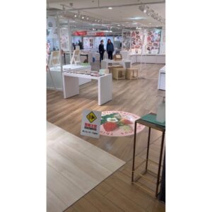 Kailene Falls Instagram - 初めての個展！
My First Solo Exhibition
(English Below)

14日まで、大阪阪神百貨店の梅田本店にて、初めての個展が開催中です！展示販売の作品が60点、そのうちにいちごテーマのとのが23点あります。そして、グッズ販売、サイン入りの本、水彩フードイラストのワークショップも！

大阪まで来られない方は、電話にてもオーダーできます。「06-6345-1202」までにお問い合わせください。またこちらでメッセージを送ってください！フレーム代込みで2.5〜4.8万円で販売しています。

そしてワークショップですが、昨日と今日は満席でしたが、日曜日はまだ空きがあります。16時半〜19時ですので、ご興味ある方はメッセージを送ってください！

I’m in Osaka holding my first exhibition until Feb. 14th at the Hanshin Department Store in Umeda! I’m showing/selling 60 pieces including 23 strawberry themed artworks. There are also artist goods and workshops!

Shipping of artworks is only available within Japan, but if you are in Japan and are interested, send me a message and I can guide you through the online payment process at the department store.

The Sunday workshop still has openings as well, so send me a message if interested!
