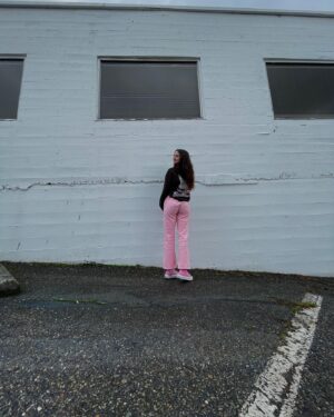 Kailia Posey Instagram - Eu irei te amar para sempre 
#444 💗
.
.
.
.
📸- @_katerice__ 
#prettyinpink #converse #pink #blushing #stillgetbutterflieswheniseehim #illbeback #beyou #pageants #portuguese #ily