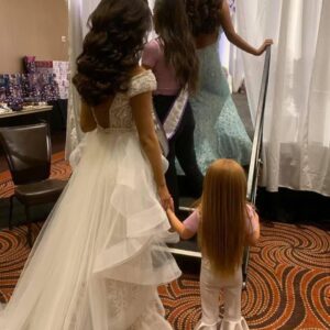 Kailia Posey Instagram - Had a blast at UDQ! Love all my friends and family who came to cheer me on❤️ 
.
.
.
.
.
#gotthatmega #kailia #pageant #contortion #3k #love #friends #fun #handstands #beautiful #congratulations #confidence