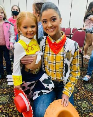 Kailia Posey Instagram - 11-and up mega ultimate grand supreme!!!🥰❤️ another great week❤️
.
.
.
.
#photography #pageantlife #confidence #contortion #bff #cambriescourt #yeezy #kailia #awesome #winningmindset #thebestisyettocome