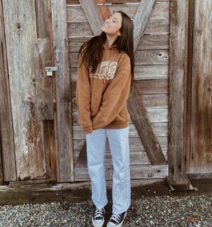 Kailia Posey Instagram - 💗😽
.
.
.
.
.
📸- @kalichanik 
#barndoor #lynden #bekind #smile #livingmybestlife #mindset #happy #beyou #mindyourbusiness #msteen #washington