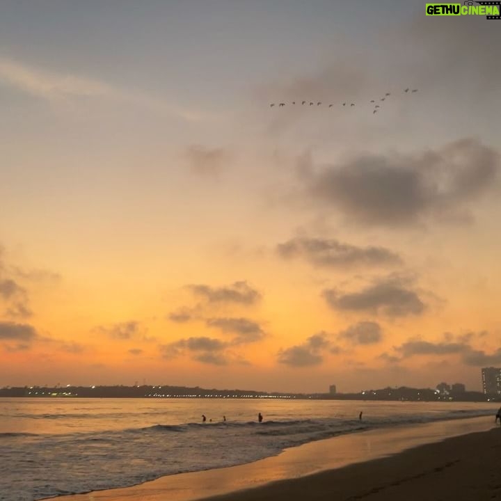 Kajal Sharma Instagram - Golden hour 🌅 . . . . #sunset #sunsetphotography #beach #photodump #explore