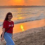 Kajal Sharma Instagram - Golden hour 🌅 . . . . #sunset #sunsetphotography #beach #photodump #explore