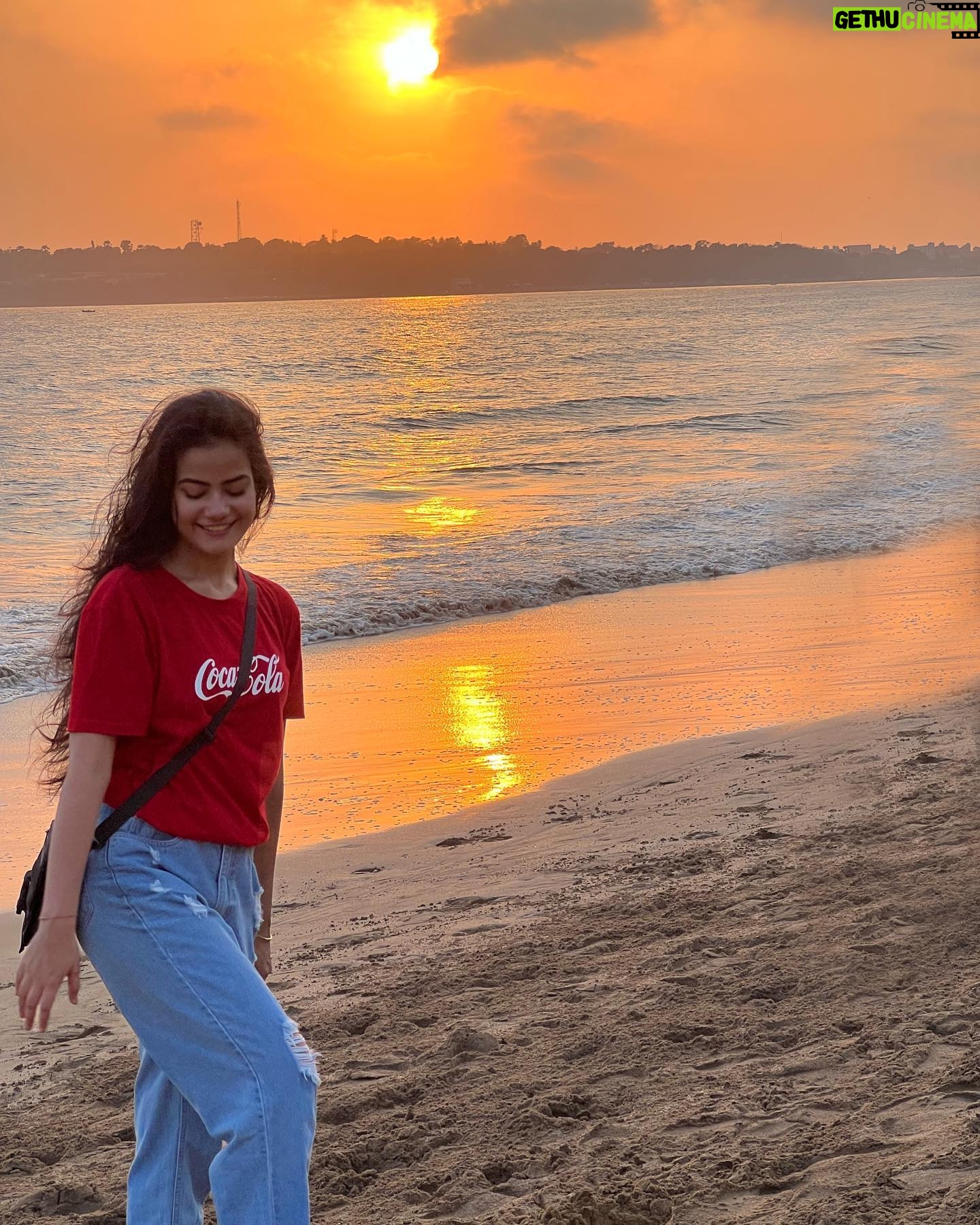 Kajal Sharma Instagram - Golden hour 🌅 . . . . #sunset #sunsetphotography #beach #photodump #explore