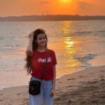 Kajal Sharma Instagram - Golden hour 🌅 . . . . #sunset #sunsetphotography #beach #photodump #explore
