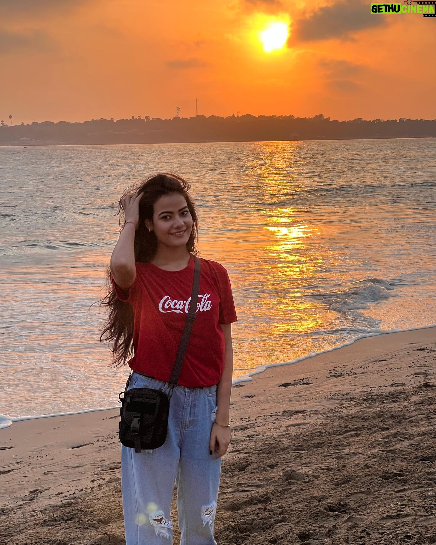Kajal Sharma Instagram - Golden hour 🌅 . . . . #sunset #sunsetphotography #beach #photodump #explore