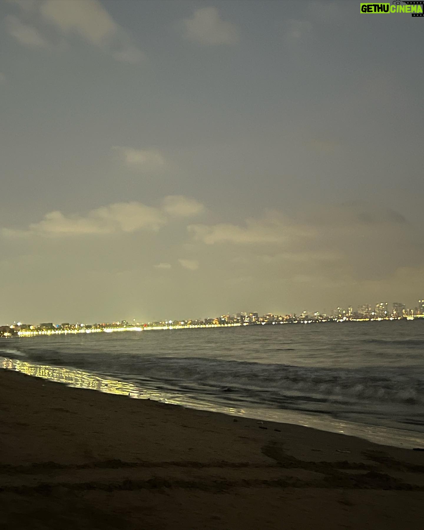 Kajal Sharma Instagram - Golden hour 🌅 . . . . #sunset #sunsetphotography #beach #photodump #explore