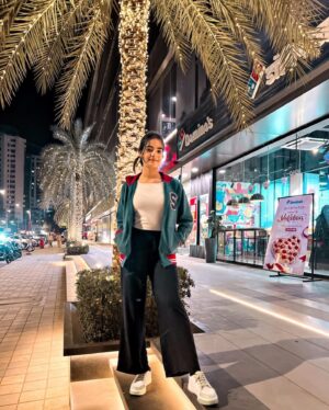 Kajal Sharma Instagram - Night walk photography.#💫❤️ 
.
.
.
.
.
.
.
#nightwalk #mumbai #explore #fyp #nightphotography #picture