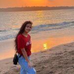 Kajal Sharma Instagram - Golden hour 🌅 . . . . #sunset #sunsetphotography #beach #photodump #explore