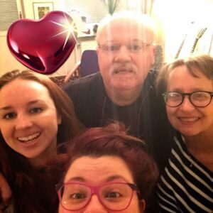 Kakan Hermansson Instagram - Allas konung, allas favorit, men bara Kikkis och min pappa. Tänk att va född -49 och lyckas att bli den mannen som tillsammans med min mamma fostrade två döttrar feministiskt. Ge honom bragdguld! Min pappa, jag älskar dig så mycket, och Tony älskar dig ännu mer om möjligt ❤️ Önskar alla en sån här far, mjukhet, skarp analys och 42 års tjat på vänersborgska 🥰