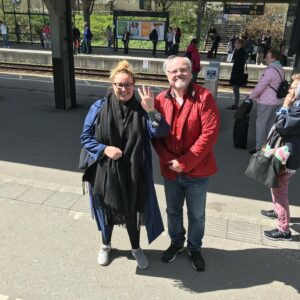 Kakan Hermansson Instagram - Allas konung, allas favorit, men bara Kikkis och min pappa. Tänk att va född -49 och lyckas att bli den mannen som tillsammans med min mamma fostrade två döttrar feministiskt. Ge honom bragdguld! Min pappa, jag älskar dig så mycket, och Tony älskar dig ännu mer om möjligt ❤️ Önskar alla en sån här far, mjukhet, skarp analys och 42 års tjat på vänersborgska 🥰