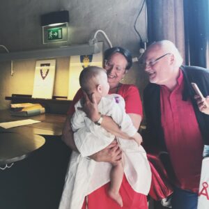 Kakan Hermansson Instagram - Allas konung, allas favorit, men bara Kikkis och min pappa. Tänk att va född -49 och lyckas att bli den mannen som tillsammans med min mamma fostrade två döttrar feministiskt. Ge honom bragdguld! Min pappa, jag älskar dig så mycket, och Tony älskar dig ännu mer om möjligt ❤️ Önskar alla en sån här far, mjukhet, skarp analys och 42 års tjat på vänersborgska 🥰