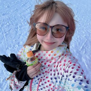 Kalen Anzai Instagram - スノボ行ったはずがスキーしてたしソリみたいになってた

すっぴんだから眉毛ねえ