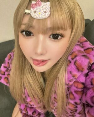 Kalen Anzai Instagram - いつも家出るギリまで前髪ピンでとめてる( ᴖ_ᴖ )‎！
このキティちゃんはスタイリストのしなちゃんがくれた( ᴖ_ᴖ )‎♡
きらきら