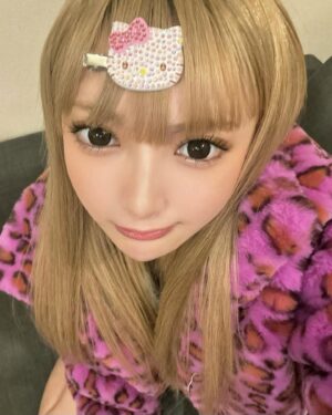 Kalen Anzai Instagram - いつも家出るギリまで前髪ピンでとめてる( ᴖ_ᴖ )‎！
このキティちゃんはスタイリストのしなちゃんがくれた( ᴖ_ᴖ )‎♡
きらきら