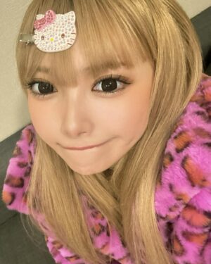 Kalen Anzai Instagram - いつも家出るギリまで前髪ピンでとめてる( ᴖ_ᴖ )‎！
このキティちゃんはスタイリストのしなちゃんがくれた( ᴖ_ᴖ )‎♡
きらきら