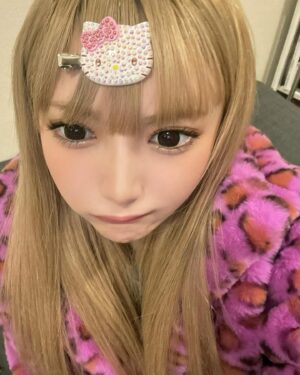 Kalen Anzai Instagram - いつも家出るギリまで前髪ピンでとめてる( ᴖ_ᴖ )‎！
このキティちゃんはスタイリストのしなちゃんがくれた( ᴖ_ᴖ )‎♡
きらきら