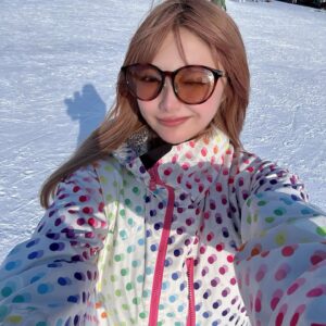Kalen Anzai Instagram - スノボ行ったはずがスキーしてたしソリみたいになってた

すっぴんだから眉毛ねえ