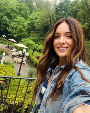 Kalomoira Sarantis Instagram - Χρόνια πολλά σε όλους!! Happy Easter! 🐣🐰🤍Last picture is my beautiful mother in law Loula. She made such a nice dinner for everyone! We love u ma!🫶