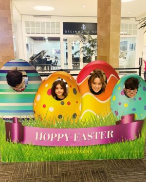 Kalomoira Sarantis Instagram - Χρόνια πολλά σε όλους!! Happy Easter! 🐣🐰🤍Last picture is my beautiful mother in law Loula. She made such a nice dinner for everyone! We love u ma!🫶