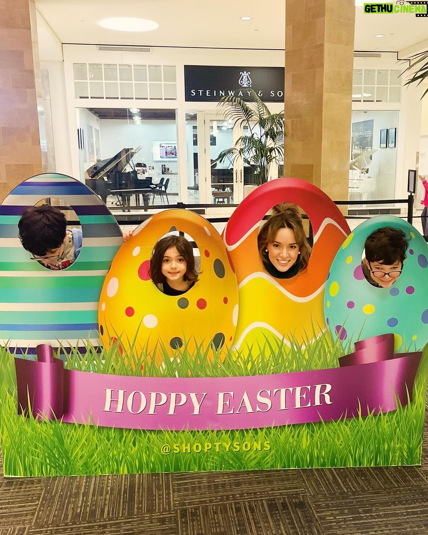 Kalomoira Sarantis - 23.3K Likes - Χρόνια πολλά σε όλους!! Happy Easter! 🐣🐰🤍Last picture is my beautiful mother in law Loula. She made such a nice dinner for everyone! We love u ma!🫶