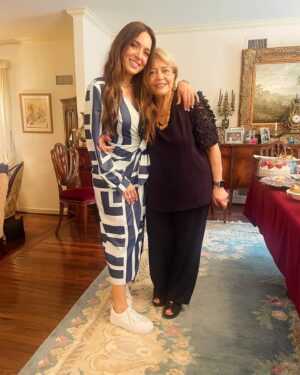 Kalomoira Sarantis Instagram - Χρόνια πολλά σε όλους!! Happy Easter! 🐣🐰🤍Last picture is my beautiful mother in law Loula. She made such a nice dinner for everyone! We love u ma!🫶